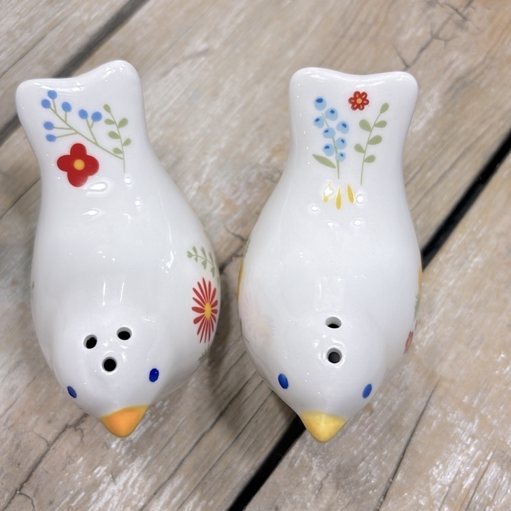 NWT Scattered Petals Salt | Pepper Shakers. 2.75”T Whimsical Bird | Floral - Picture 6 of 8